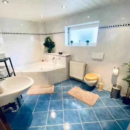 Kapitaens Hus - Traditionelles Reethaus Strandnah, Sauna, Grosser Garten, Pkw-stellplaetze *