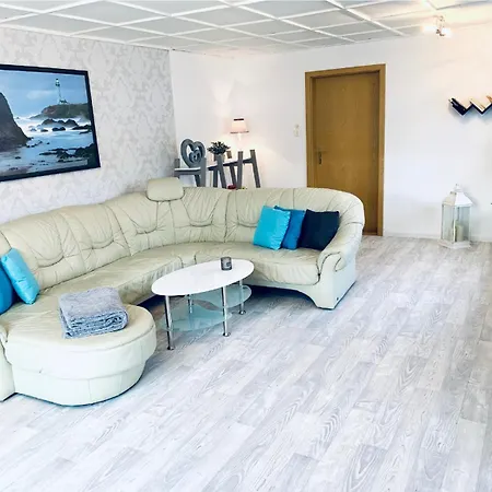 Kapitaens Hus - Traditionelles Reethaus Strandnah, Sauna, Grosser Garten, Pkw-stellplaetze بيت للعطل *
