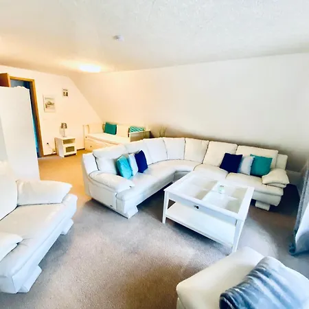 Kapitaens Hus - Traditionelles Reethaus Strandnah, Sauna, Grosser Garten, Pkw-stellplaetze Graal-Mueritz