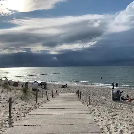 Kapitaens Hus - Traditionelles Reethaus Strandnah, Sauna, Grosser Garten, Pkw-stellplaetze *