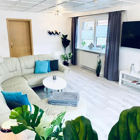 Kapitaens Hus - Traditionelles Reethaus Strandnah, Sauna, Grosser Garten, Pkw-stellplaetze Graal-Mueritz