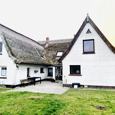 بيت للعطل Kapitaens Hus - Traditionelles Reethaus Strandnah, Sauna, Grosser Garten, Pkw-stellplaetze *