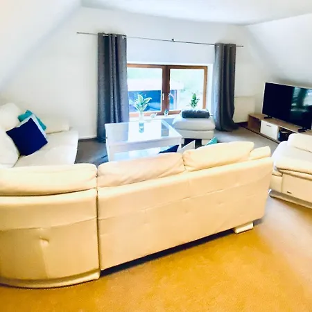 بيت للعطل Kapitaens Hus - Traditionelles Reethaus Strandnah, Sauna, Grosser Garten, Pkw-stellplaetze غرال موريتز